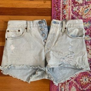 Levi’s wedgie jean shorts